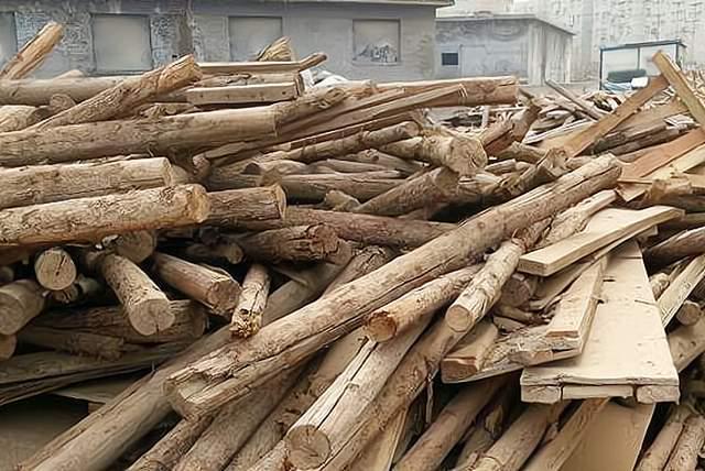农村有人2毛一斤回收旧木材,用来干啥了?4个用途,能日入过千吗
